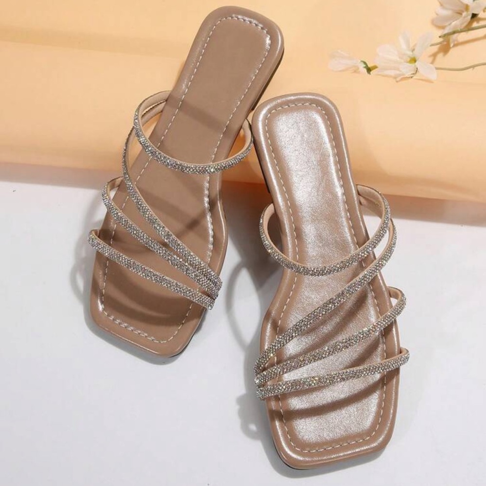 Women’s fashionable and versatile sandals